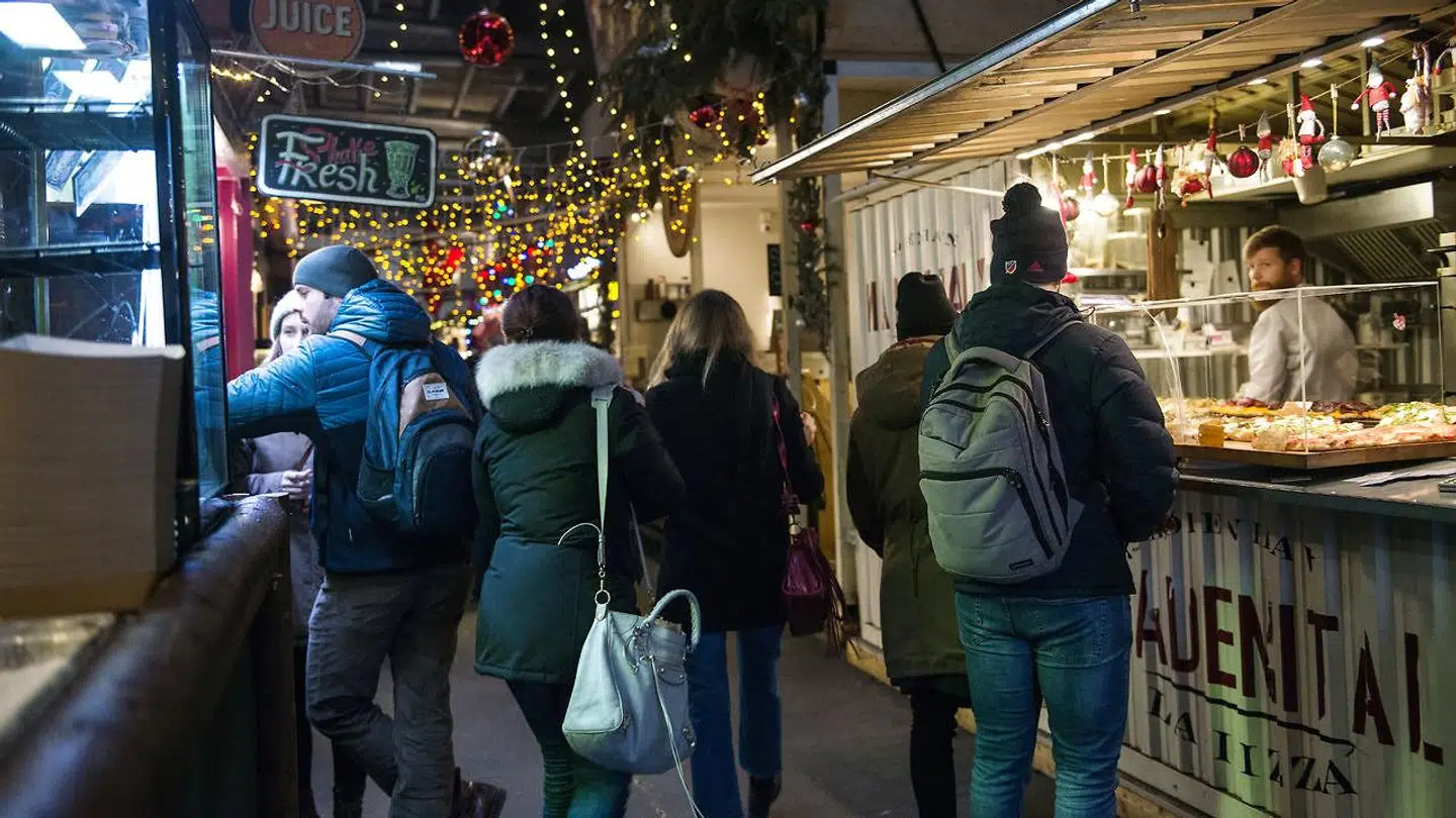 Street food er den engelske betegnelse for gademad og er på rekordtid blevet populært i Danmark. Men i Aarhus må et af byens madmarkeder nu dreje nøglen om efter konkurs. Billedet er fra madmarkedet i København. (Arkivfoto)