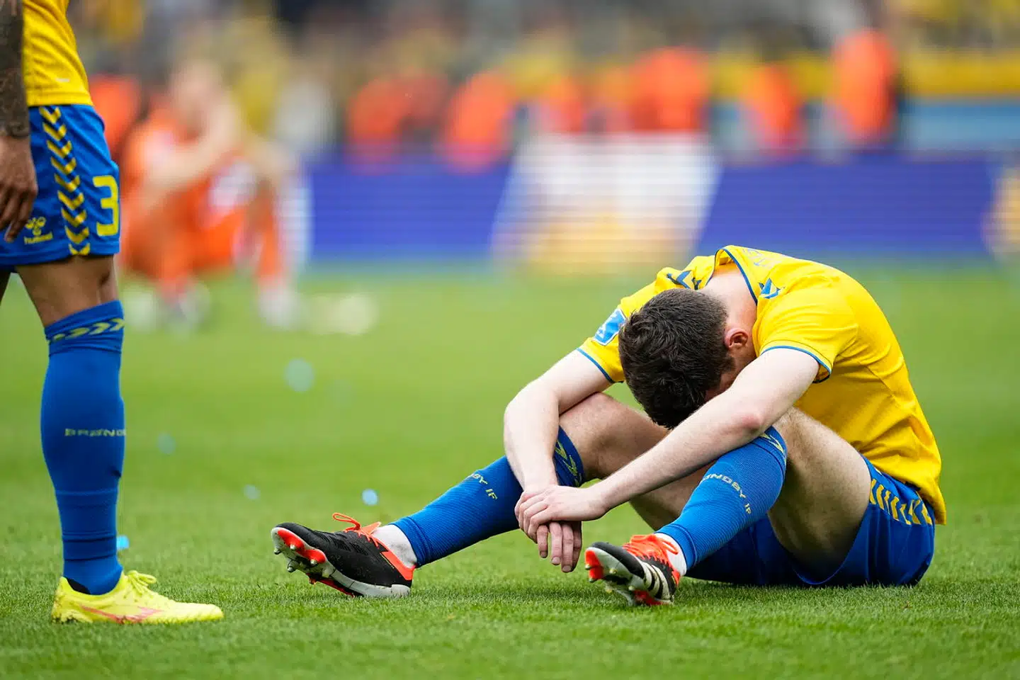 Det begyndte så godt, da Brøndbys fans marcherede fra Brøndbyøster Torv mod Brøndby Stadion. Så kom det første varsel: Et skybrud.