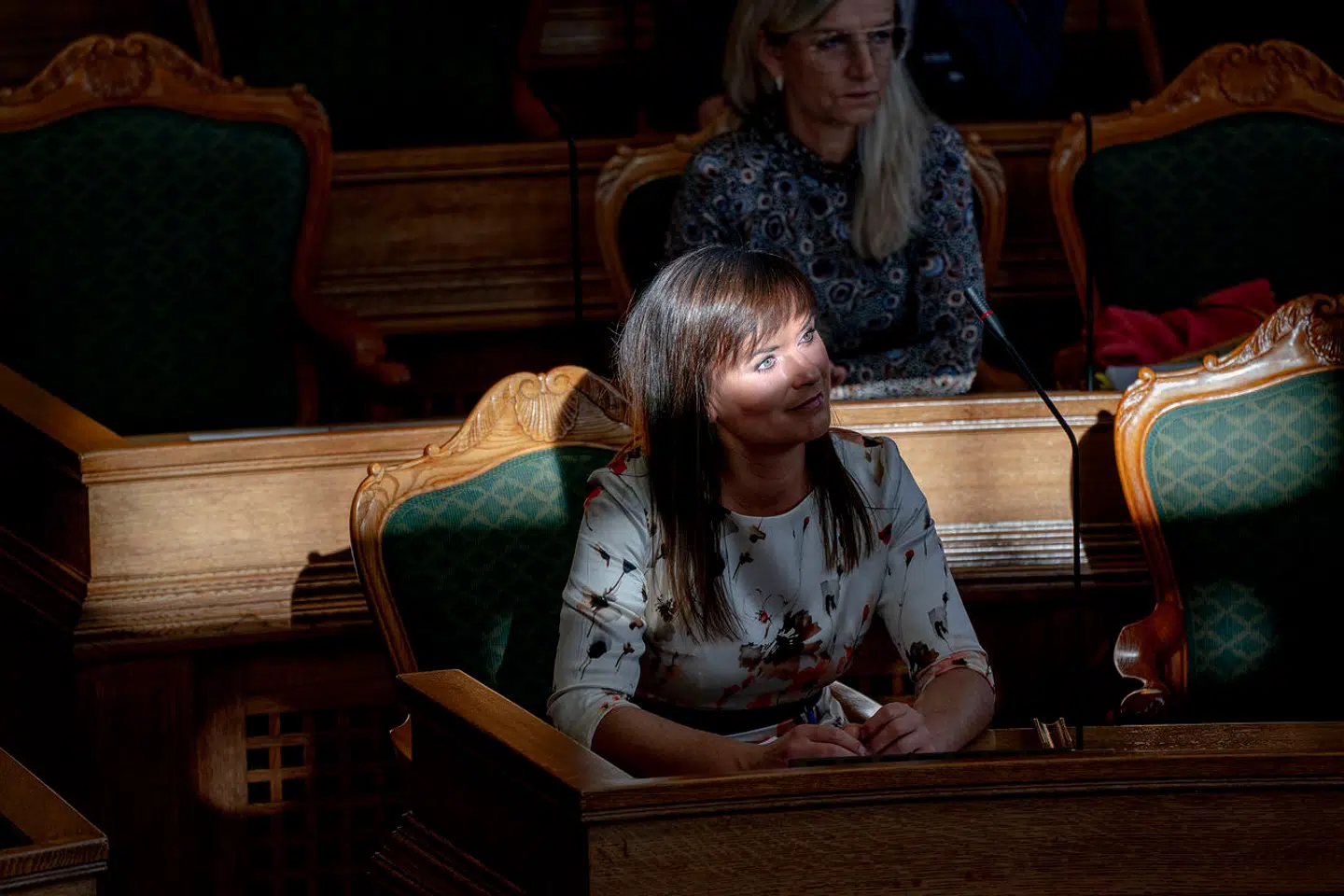 Indenrigs- og sundhedsminister Sophie Løhde (V) har hidtil holdt sig ude af syne, når det kom til Rigshospitalets problemer med skimmelsvamp. Det var regionernes ansvar, svarede hun igen og igen. Nu langer hun ud efter hospitalsledelsen