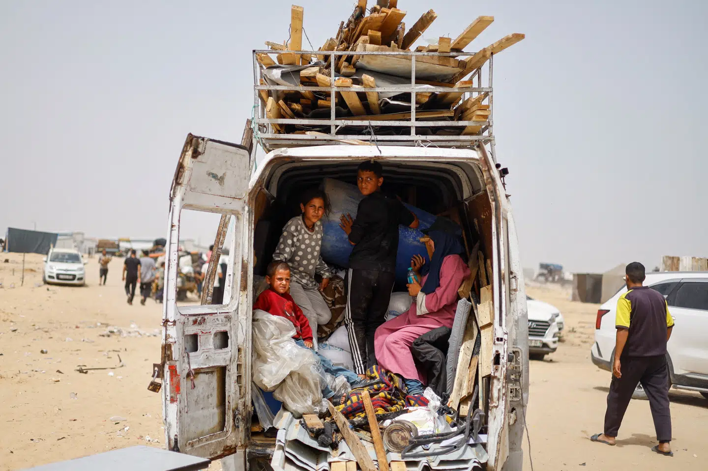 En gruppe palæstinensere har pakket deres ejendele i en bil for at forlade Rafah efter et israelsk angreb, der skal have ramt teltlejr for fordrevne civile.