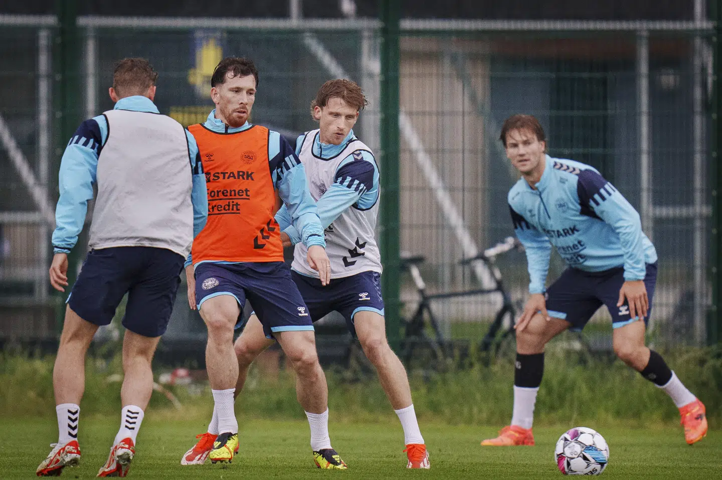Pierre-Emile Højbjerg misser sjældent en landsholdstræning. Mandag var han blandt de ni spillere, der frivilligt trænede på en våd træningsbane i Brøndby.