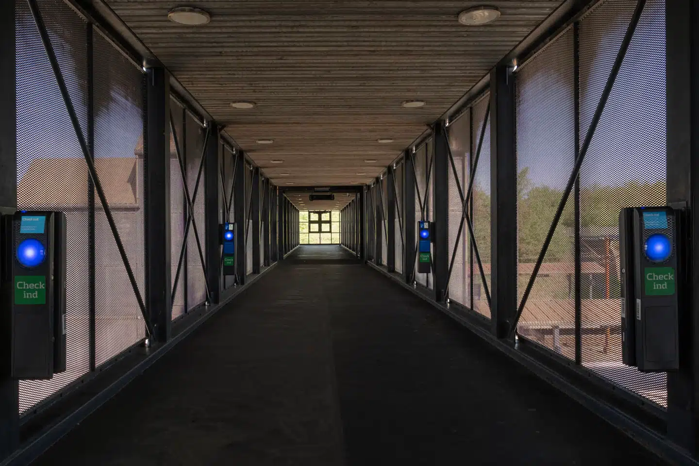 Anklageren viste et centralt klip fra videoovervågningen på stationen. Først kan man ikke rigtigt se noget, men når der zoomes ind, ses en lys bil køre foran stationen.