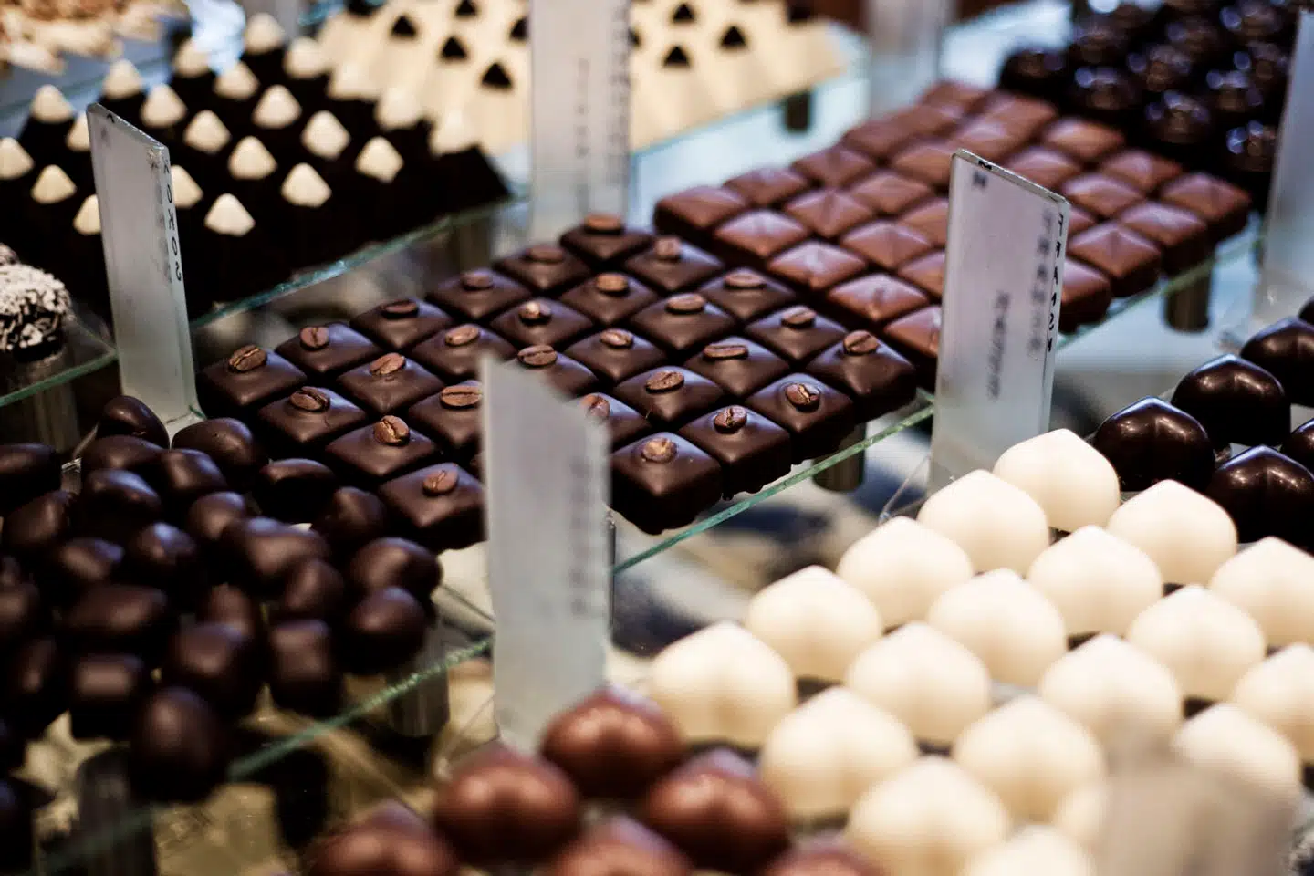 Det er svært at nøjes med ét stykke. Men nu kan du snart spise alle de stykker chokolade, du har lyst til med god samvittighed - også overfor klimaet.