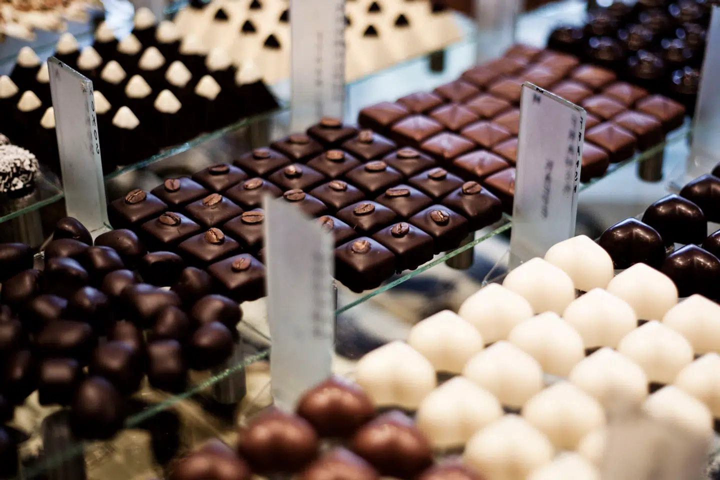 Det er svært at nøjes med ét stykke. Men nu kan du snart spise alle de stykker chokolade, du har lyst til med god samvittighed - også overfor klimaet.