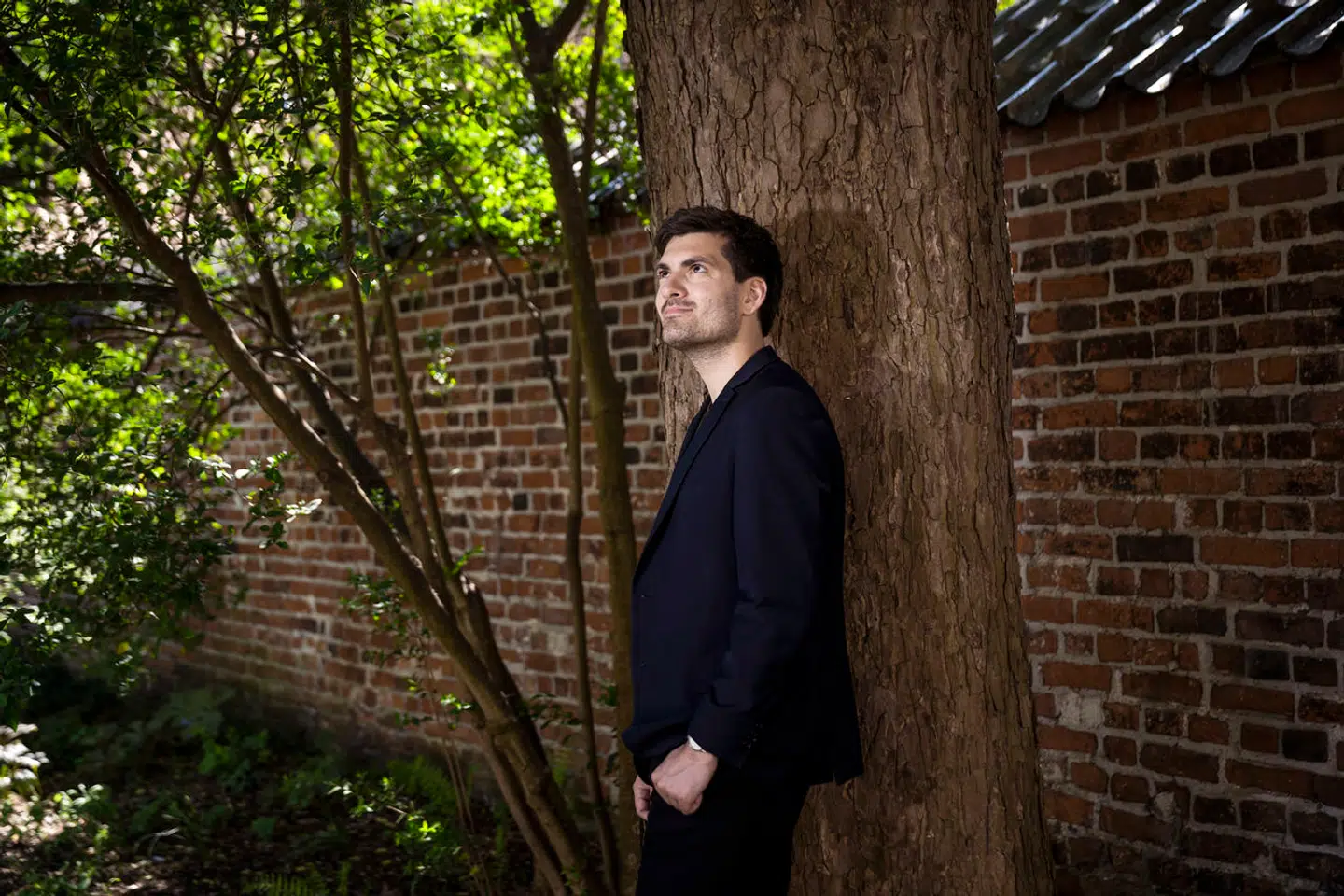 »Marie har brugt minimale kræfter i sit eget liv på selviagttagelse og spekulation,« skriver Frederik Vad.