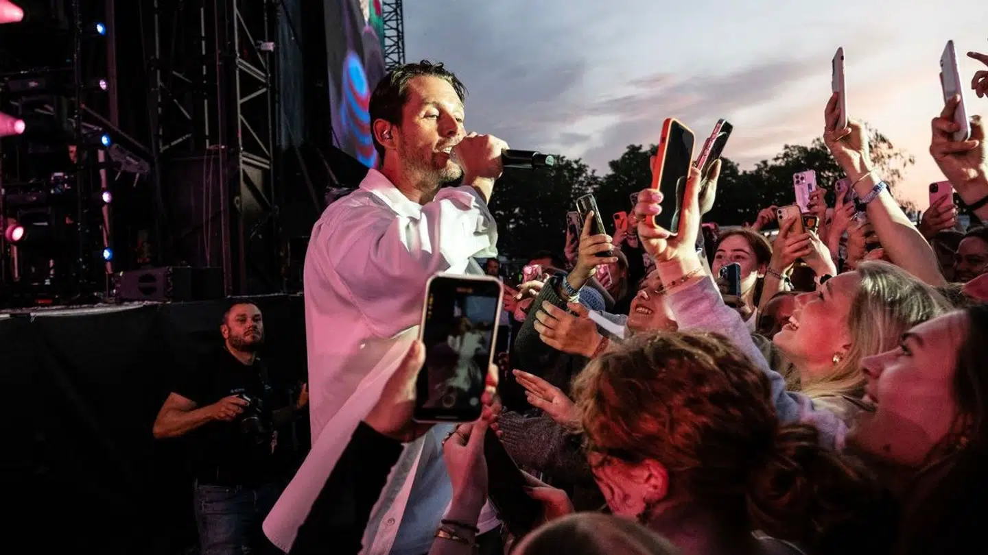 Rasmus Seebach kom helt tæt på publikum i Jelling.