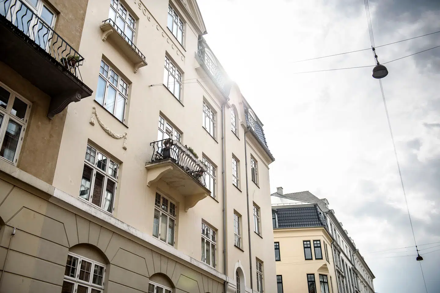 En andelsbolighaver føler, at vedkommende er kommet i klemme, fordi vedtægterne afgør, at der skal betales for spisebilletter for en fastlagt sum til en restaurant i ejendommen uanset antallet af beboere i lejligheden.