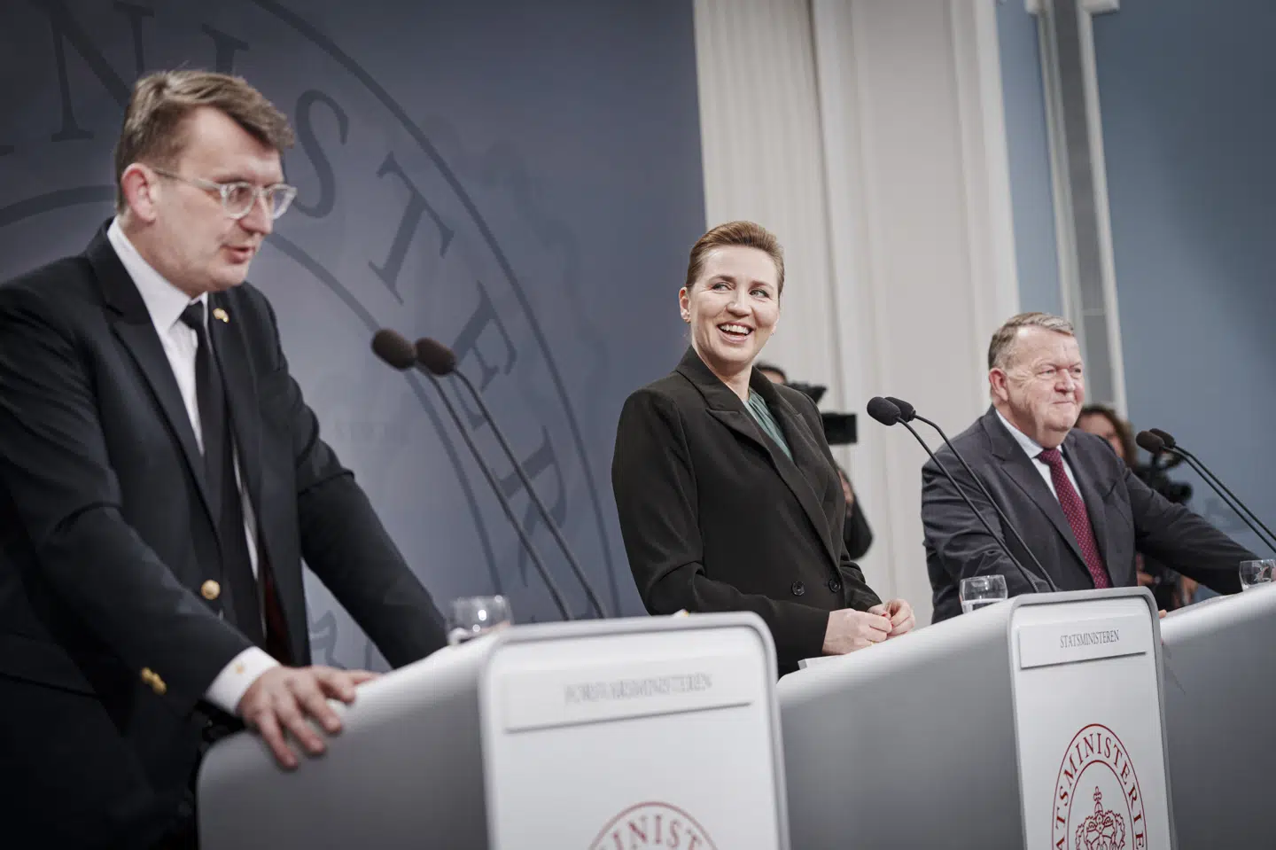 Forsvarsminister Troels Lund Poulsen (V), statsminister Mette Frederiksen (S) og udenrigsminister Lars Løkke Rasmussen (V) vil gøre op med for mange regler for unge med et fritidsjob. Det vil de sammen med regeringen præsentere i et nyt udspil formentlig i næste uge. (Arkivfoto).