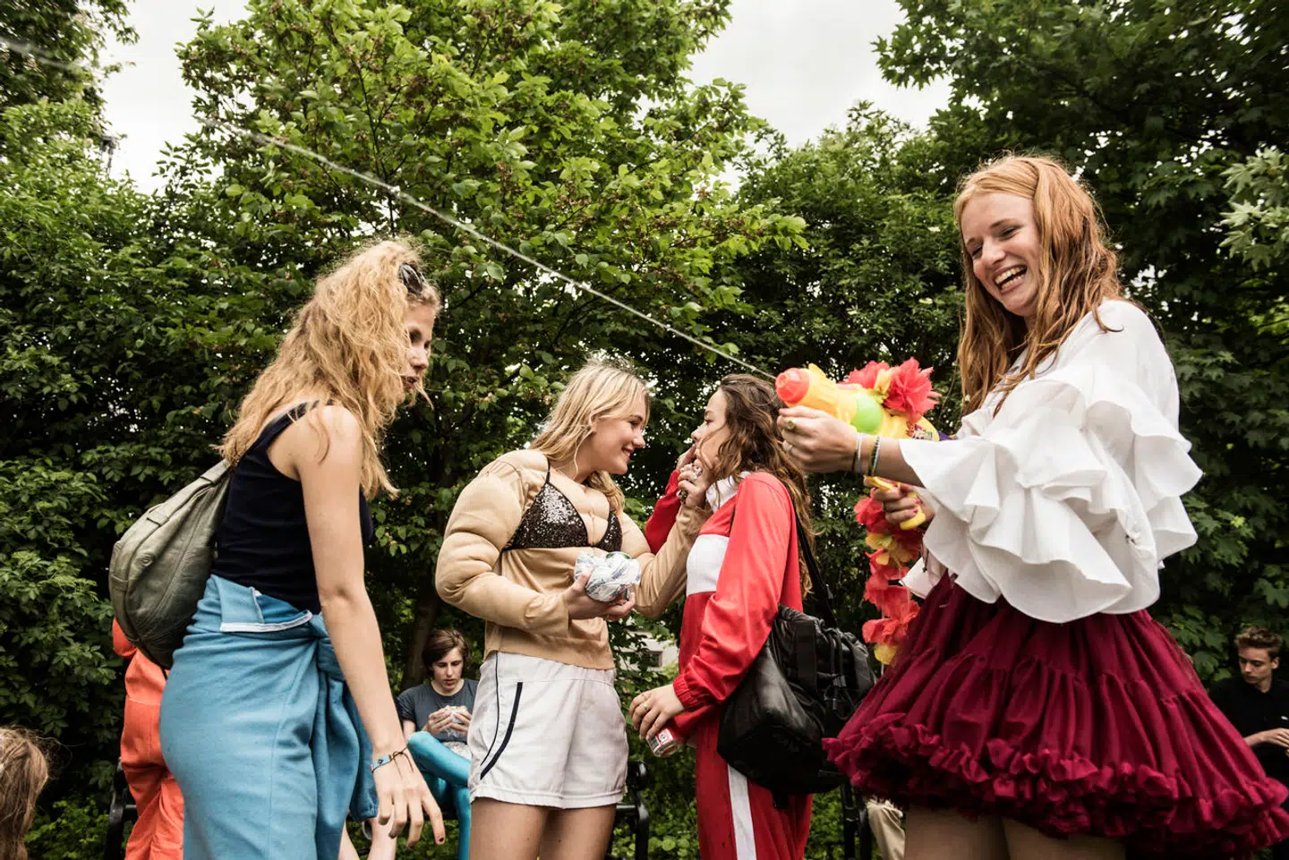 »Når vi ikke sikrer det alternativ, som en sikker sidste skoledagsfest kan være, skubber vi endnu flere ud i smugdrikkeriet,« skriver Tobias Pagh. På dette arkivfoto ses dog kun cola.
