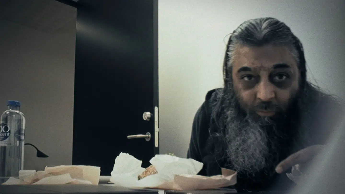 Fasar Abrar Rajas fra TV 2s dokumentar 'Den sorte svane' er central i nyt forslag fra Dansk Folkeparti.