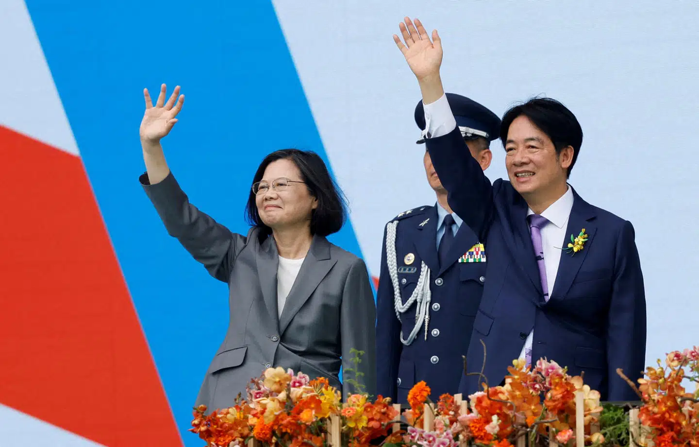 Kinas ledelse benyttede Taiwans præsidentindsættelse som et påskud til at igangsætte storstilede militærøvelser rundt om Taiwan, skriver Jonas Parello-Plesner. Her ses Taiwans forhenværende og nye præsident, Tsai Ing-wen og Lai Ching-te (t.h.), ved indsættelsesceremonien 20. maj 2024.