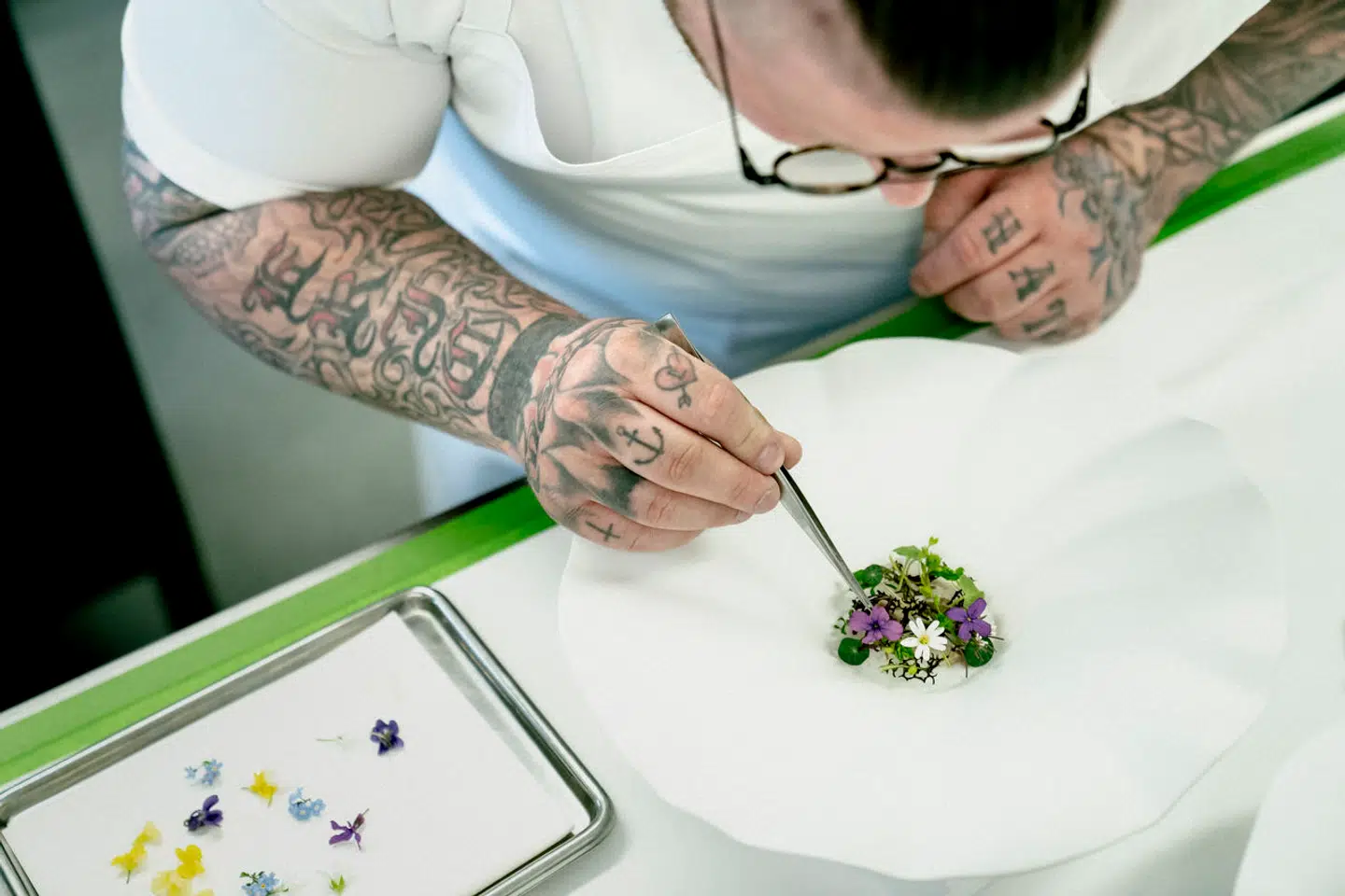 Eric Vildgaard anretter nænsomt en af sine magiske retter på Jordnær, der netop har fået Michelin-guidens højeste udmærkelse, tre stjerner.