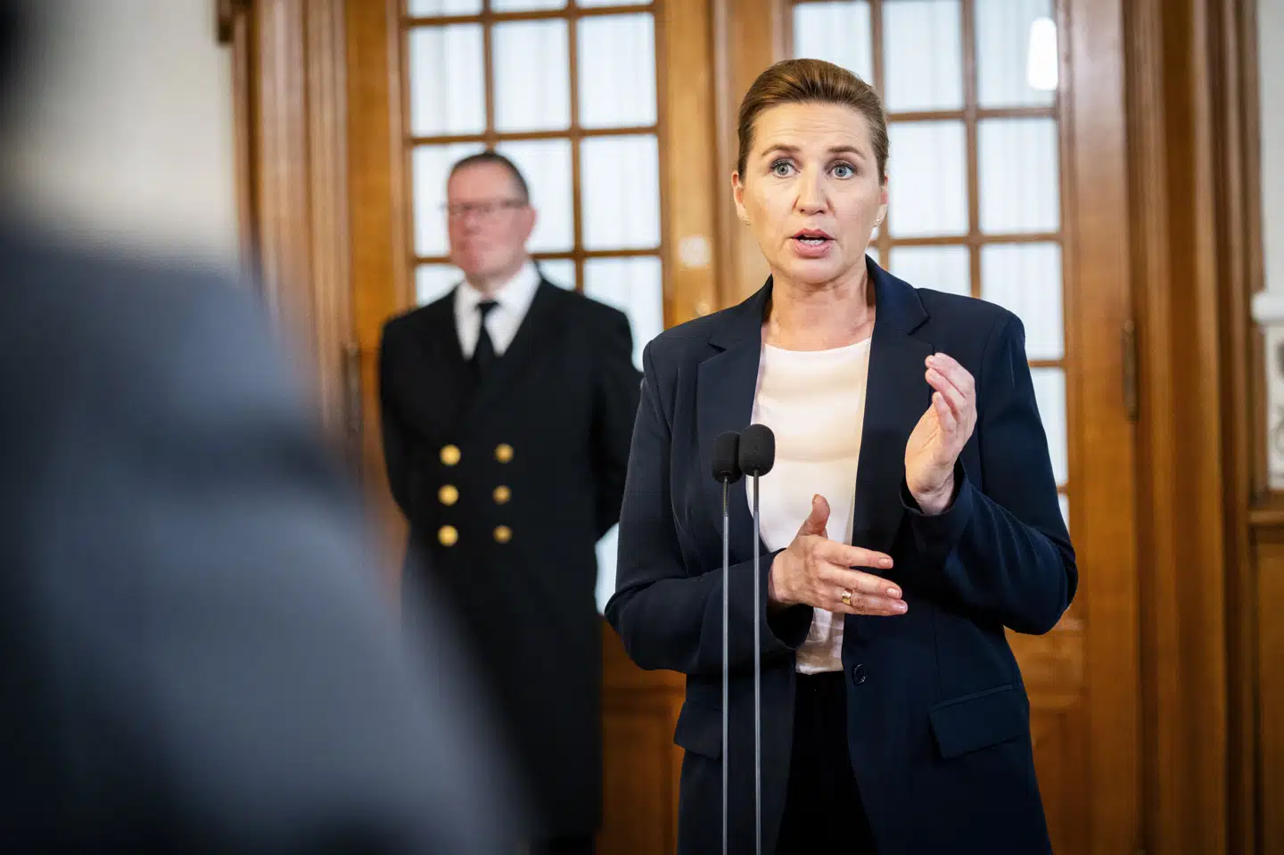 Statsminister Mette Frederiksen taler med pressen i en pause under Folketingets afslutningsdebat på Christiansborg.
