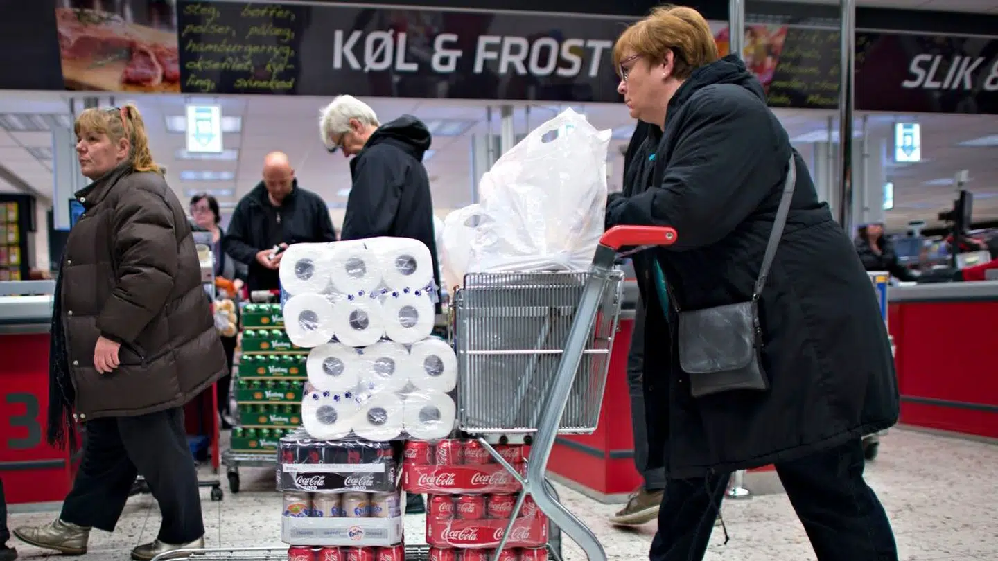 Her ses en kunde i Fleggaard i Harrislee. B.T. har sammenlignet priserne for en række varer hos Fleggaard og et dansk supermarked.