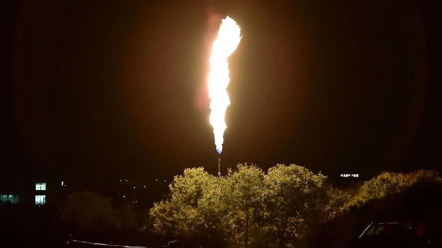 En stor søjle af ild på op til 20 meter rejser sig fra en 12 meter høj skorsten på Munkdrupvej og skyldes en planlagt afbrænding af gas, som gasselskabet Evida gennemfører. Randers, mandag den 7. oktober 2019. (Foto: Bo Amstrup/Ritzau Scanpix)