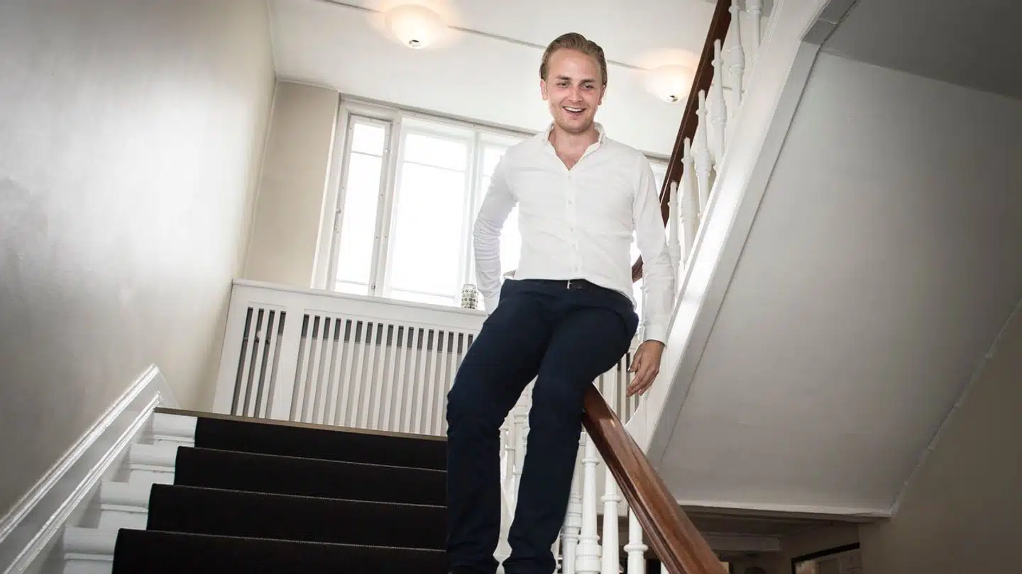 Den 39-årige serieiværksætter Mads Faurholt har sendt markedsføring for sin konference Presidents Summit til personer, som ikke har givet samtykke til det. Ifølge tidligere ansatte er det ligefrem sket i »tusindvis« af tilfælde. Nu går Forbrugerombudsmanden ind i sagen.