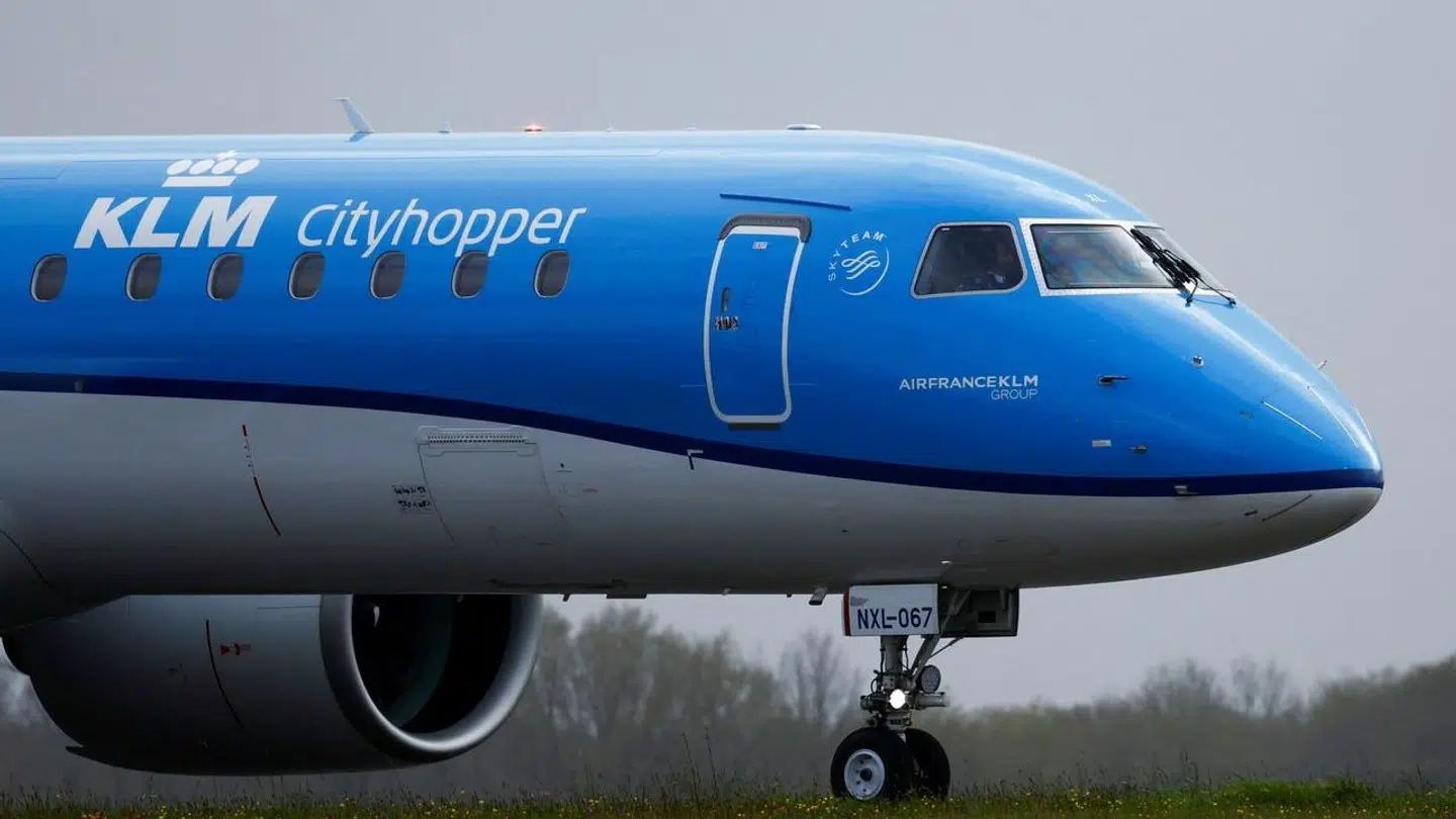 Et KLM-fly med kurs mod Billund er onsdag aflyst, efter en person faldt ind i den tændte flymotorer.