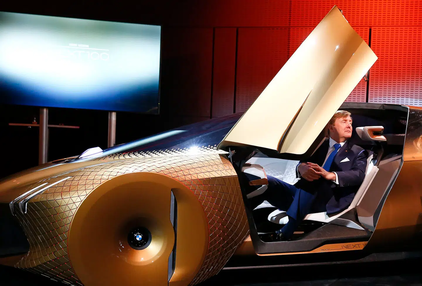 »Erfaringerne viser, at vi godt kan beskatte de rige, uden at de nødvendigvis flygter,« skriver kronikørerne. På billedet ses Kong Willem Alexander af Holland i en BMW Vision Next 100 konceptbil under et besøg hos den tyske luksusbilproducent BMW i München i 2016.