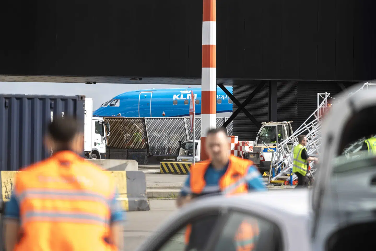 Ifølge et vidne rystede flyet, da en person blev suget ind i en flymotor i Schiphol-lufthavnen i Amsterdam onsdag.