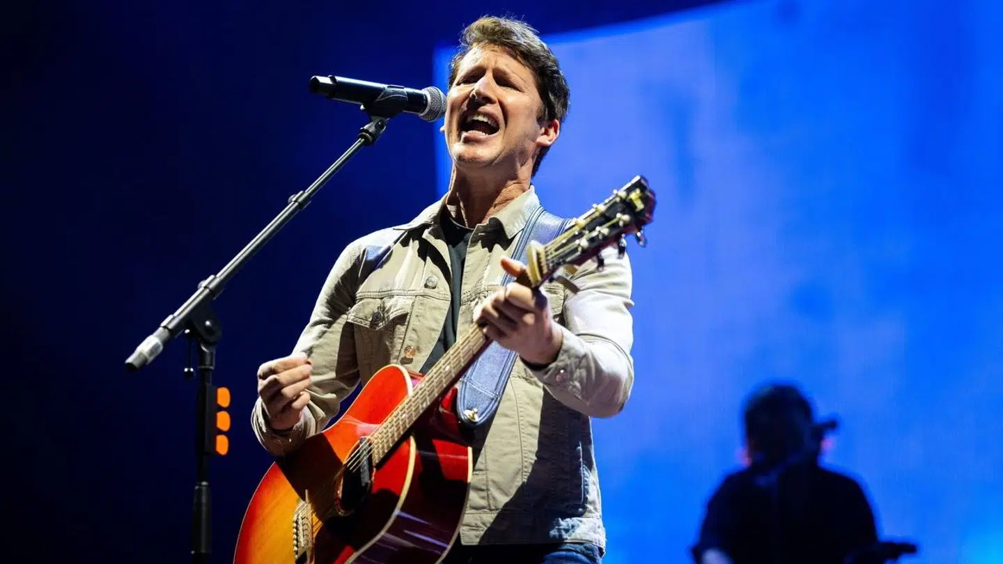 Den britiske sanger James Blunt på scenen under en koncert i Ungarn i marts.