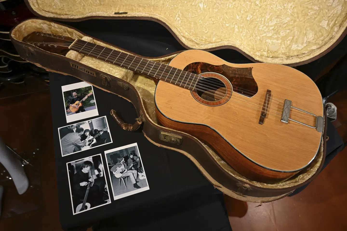 I mange år troede man, at en nu bortauktioneret Lennon-guitar var gået tabt, indtil den for nyligt blev fundet på et loftsrum i det sydlige England.