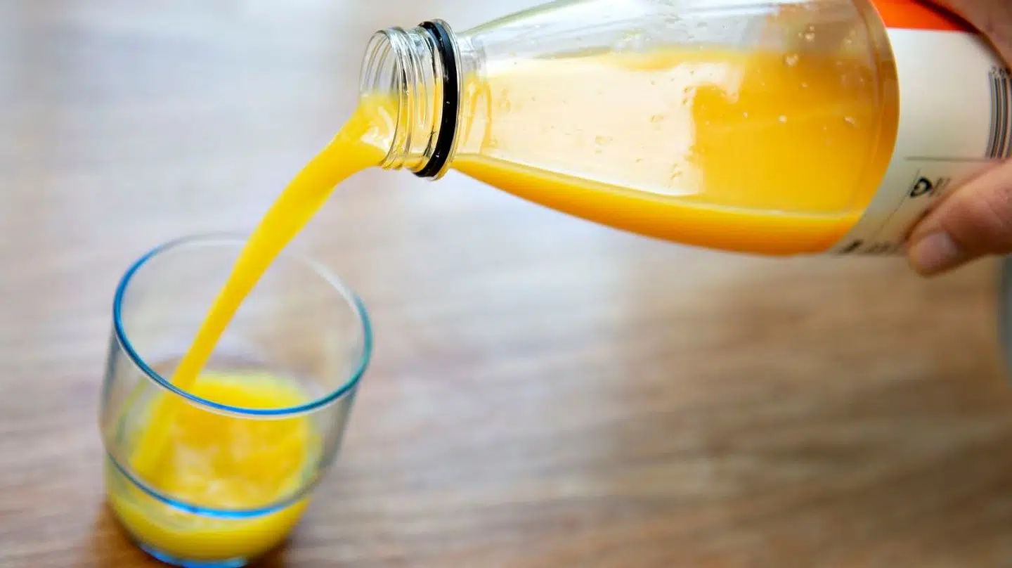 Appelsinjuice hældes op i glas, fotograferet torsdag den 26. juli 2018.