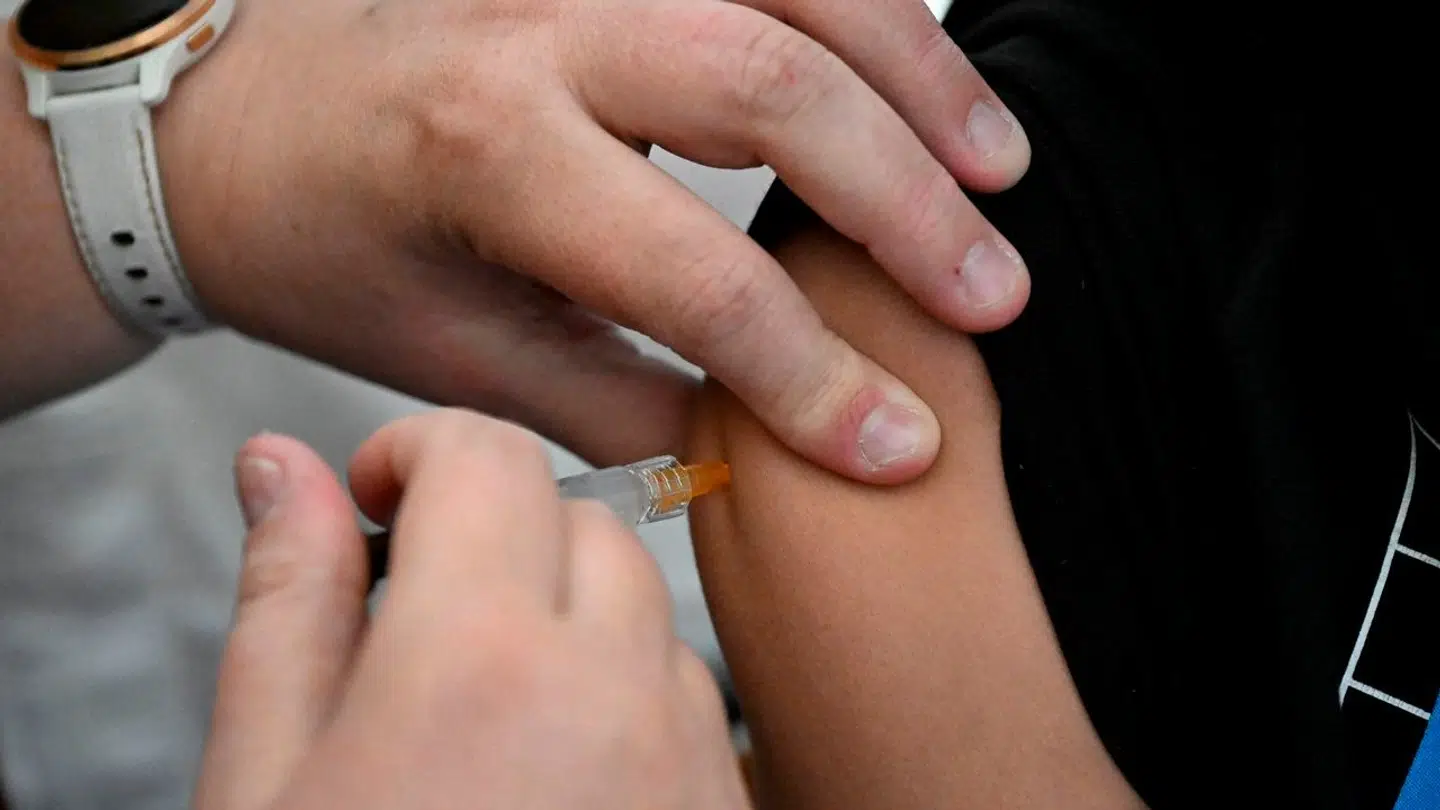 En dreng vaccineres mod HPV-virus (arkivfoto).