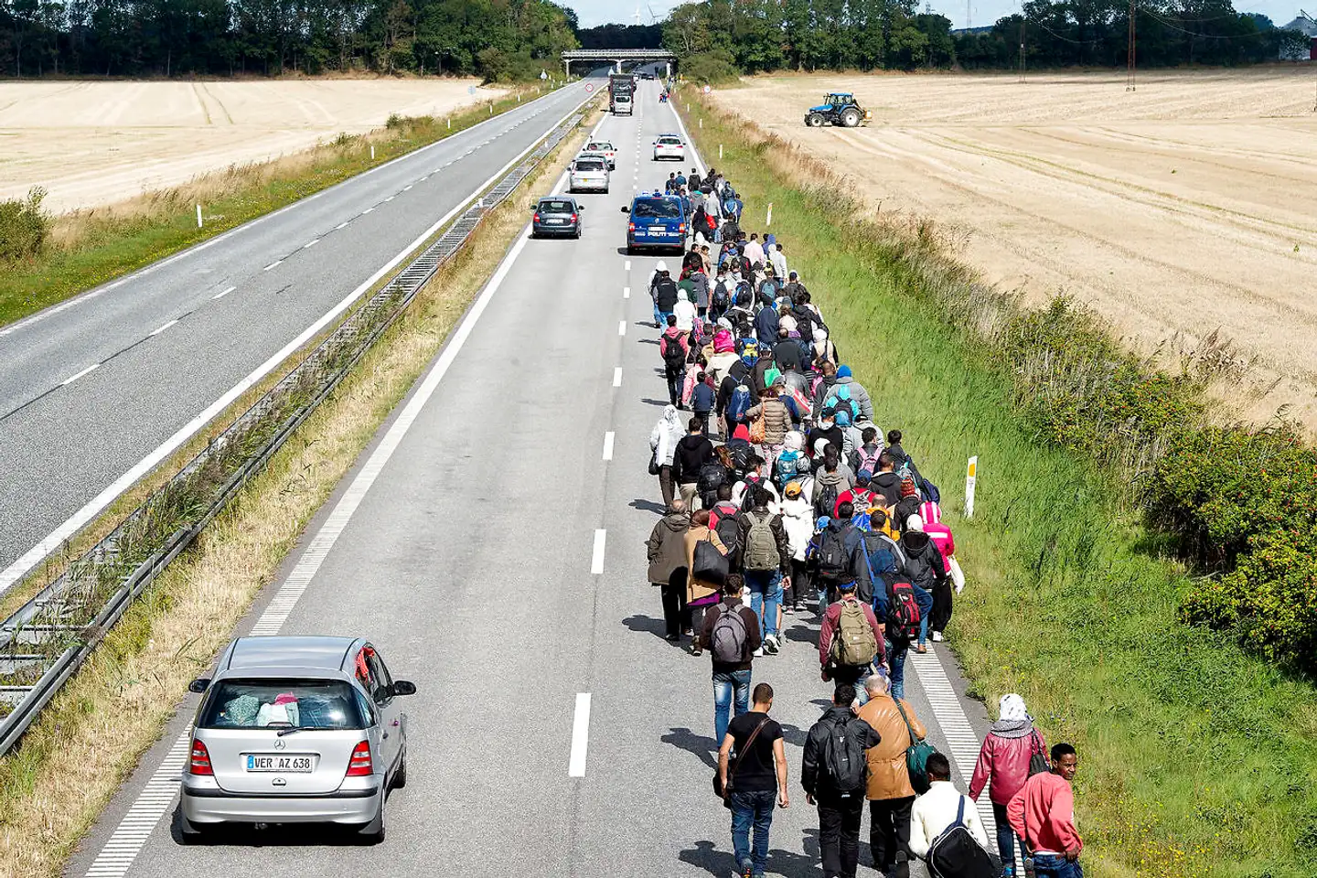 Mandag 7. september 2015 befandt knap 200 flygtninge sig på Sydmotorvejen ved Rødby på vej mod Sverige. Arkivfoto: Bax Lindhardt / Scanpix