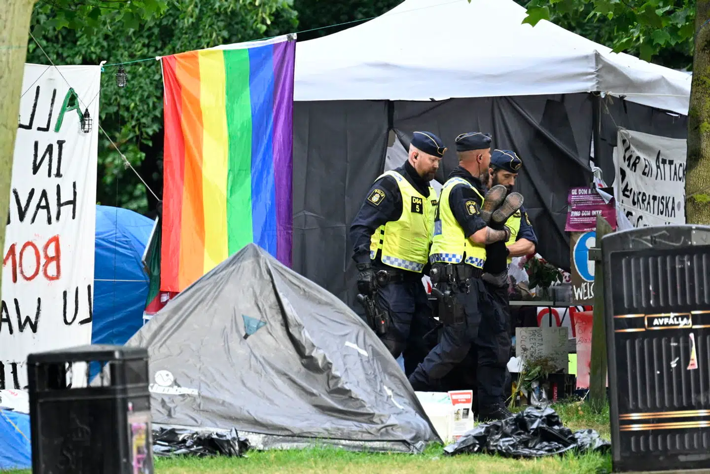 Svensk politi slæber demonstranter væk fra propalæstinensisk demonstration i Lund.