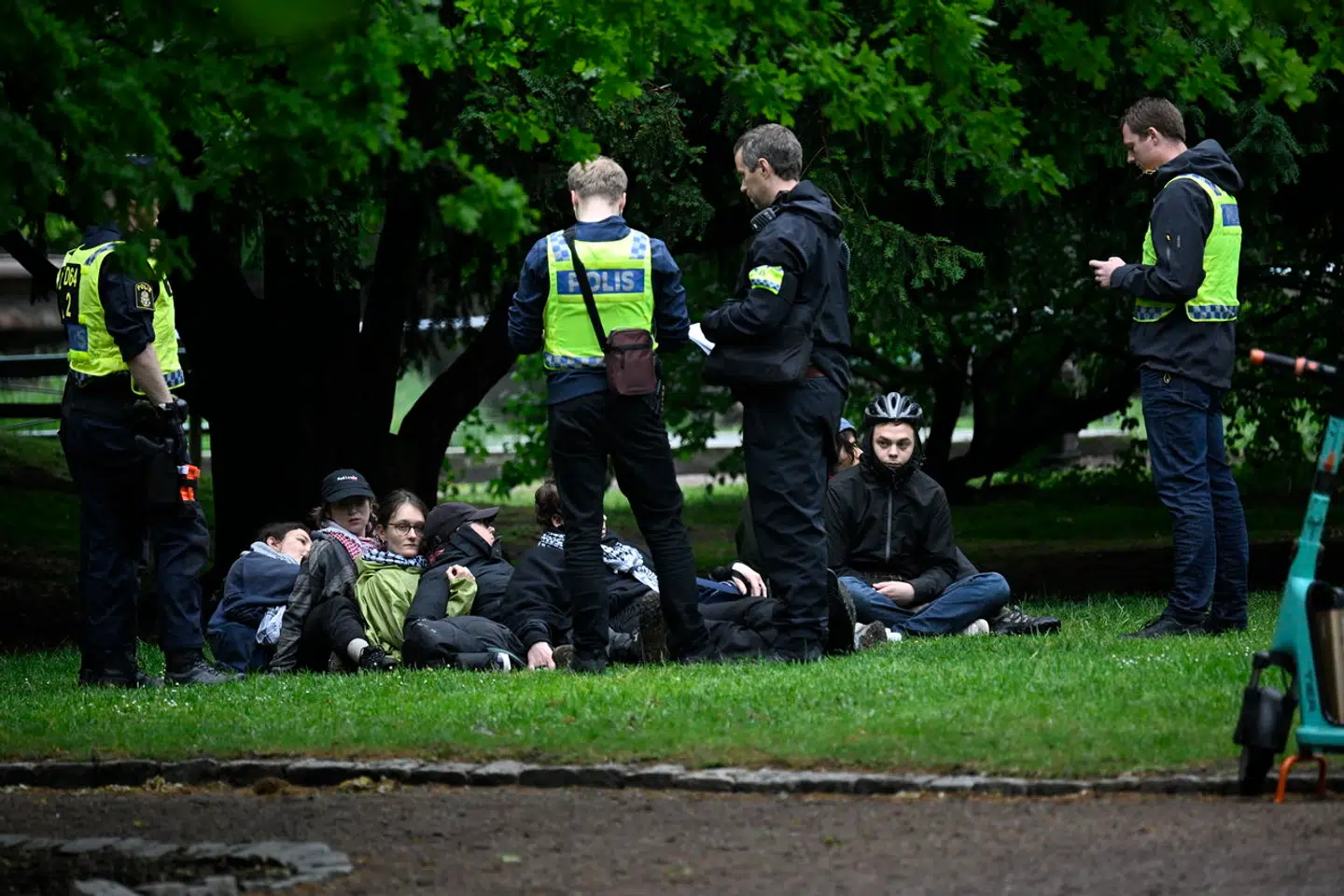 Ingen er anholdt, men politiet har sigtet 40 personer for ulydighed.