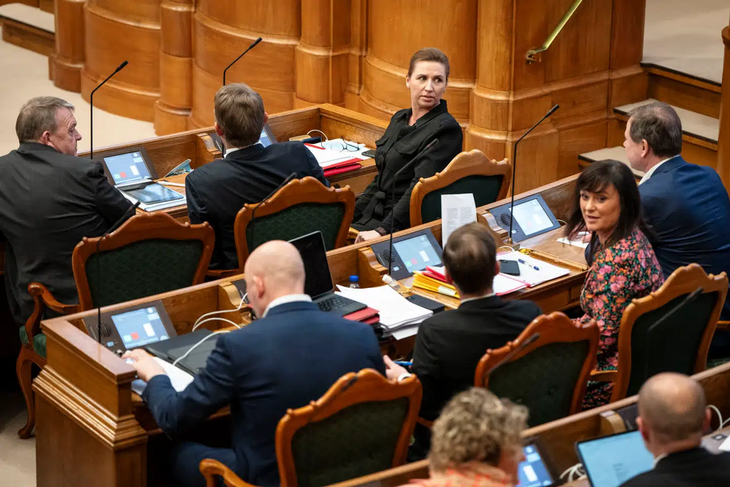 »Vi er pissetrætte af at høre på politikere give sociale medier skylden for trivselskrisen, når de selv har skabt et system, der presser unge mere end nogensinde før,« skriver Caroline Ray Buch og Asger Holm Ørskov.