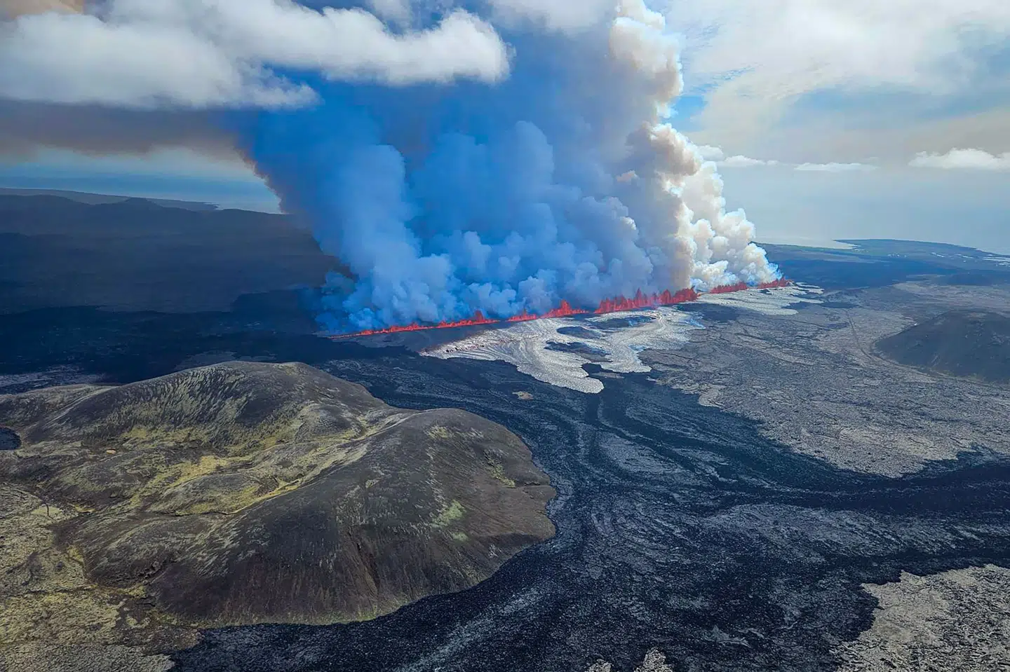 Røg og lava spyr fortsat fra vulkan i Island nord for byen Grindavík. Vestlige vinde kan derfor sprede gasforurening over det sydlige Island.