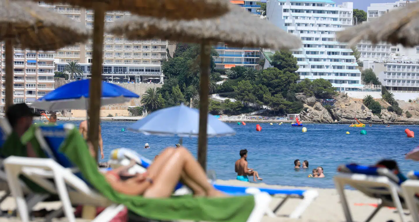 Spanien byder på andet end sol, strand og sangria. Også for danskere med hang til at shoppe tøj, kan ferien til sydens sol være et hit. Her ses turister på stranden i Magaluf på ferieøen Mallorca.