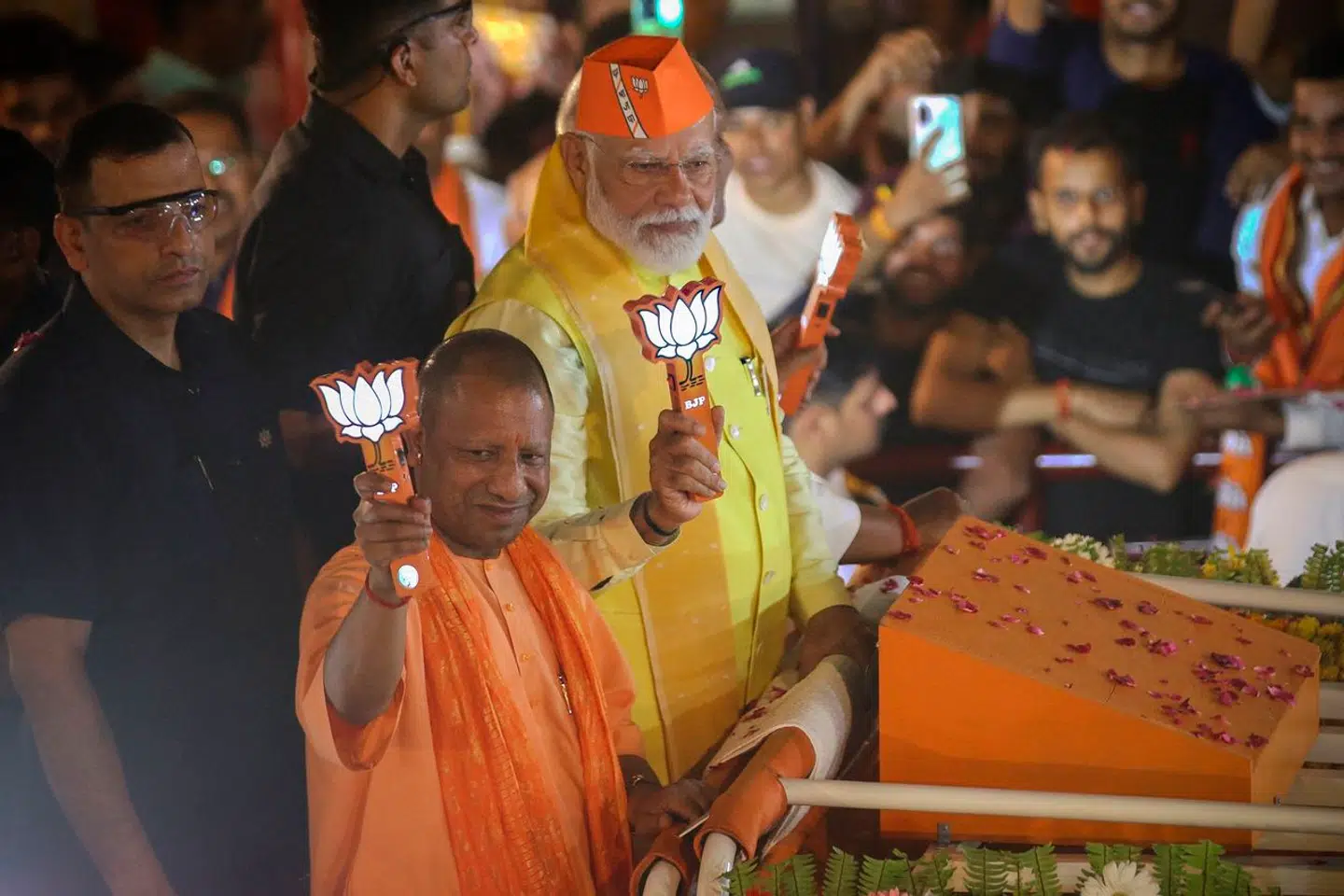 Indiens premierminister, Narendra Modi (i midten) og det regerende Bharatiya Janata Party (BJP) spiller hårdt på de hindunationalistiske toner og indvier her templet i Ayodhya.