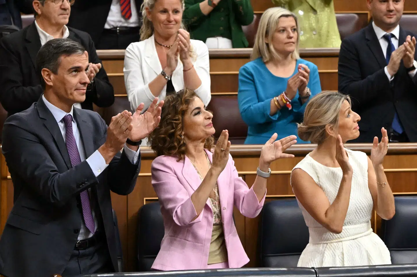 Spaniens premierminister, Pedro Sánchez, klapper sammen med andre af sine ministre, efter parlamentet torsdag stemmer ja til at give amnesti til separatister fra Catalonien. Loven har skabt en dyb kløft i spansk politik og ventes at blive definerende for Sánchez' regeringsperiode.