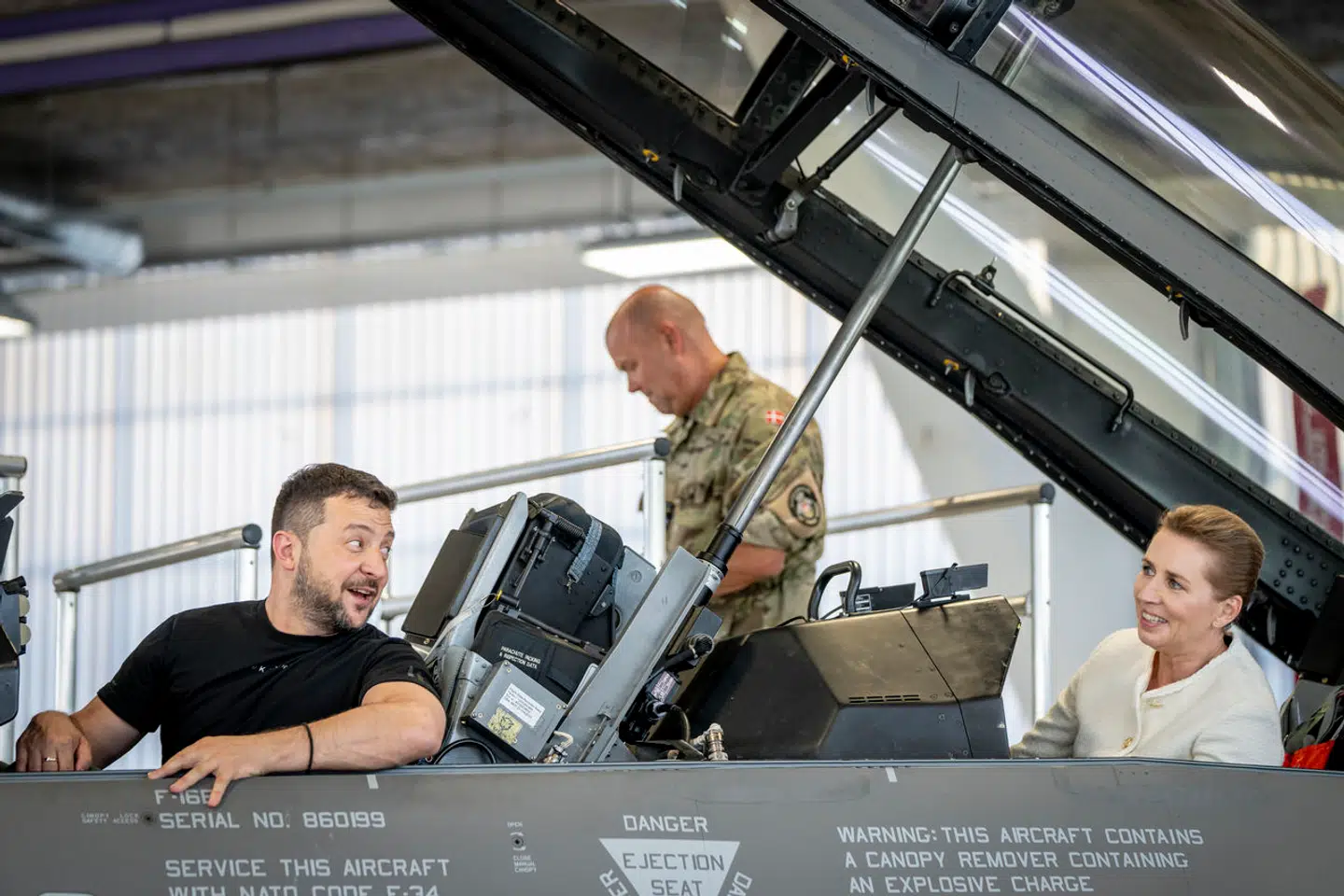 For ukrainerne er det afgørende om danske F-16-fly må forsvare millionbyen Kharkiv mod bombetogter fra russisk luftrum. Men det spørgsmål er der ikke enighed om i den koalition af lande, der snart leverer de første kampfly. Det viser et svar fra Forsvarsministeriet. Her ses Zelenskyj på besøg, da Danmark i august 2023 lovede 19 F-16-fly til Ukraine.