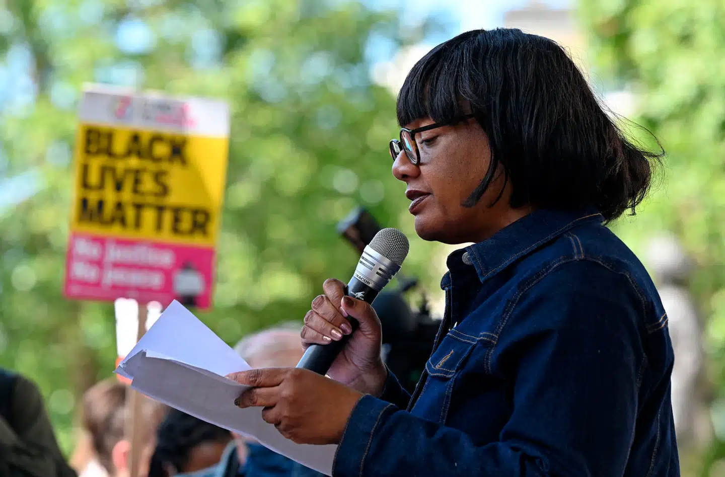 Diane Abbott har repræsenteret Labour i det britiske underhus gennem 37 år. Nu har hendes egen partiledelse pønset på at blokere for hendes genvalg ved valget i juli, men hun har taget kampen op.