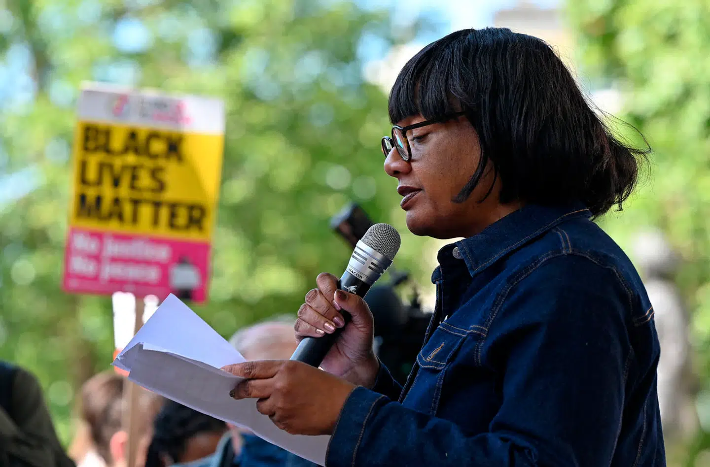 Diane Abbott har repræsenteret Labour i det britiske underhus gennem 37 år. Nu har hendes egen partiledelse pønset på at blokere for hendes genvalg ved valget i juli, men hun har taget kampen op.