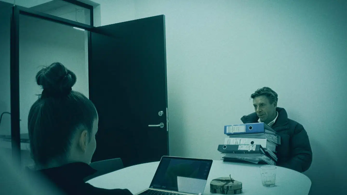 TV 2s muldvarp giver advokat Nicolai Dyhr fuld dokumentation for den fakturafabrik, som har vasket penge hvide for kriminelle, og som advokaten som kurator skal hjælpe med at erklære konkurs, uden at samme fakturafabrik bliver opdaget.