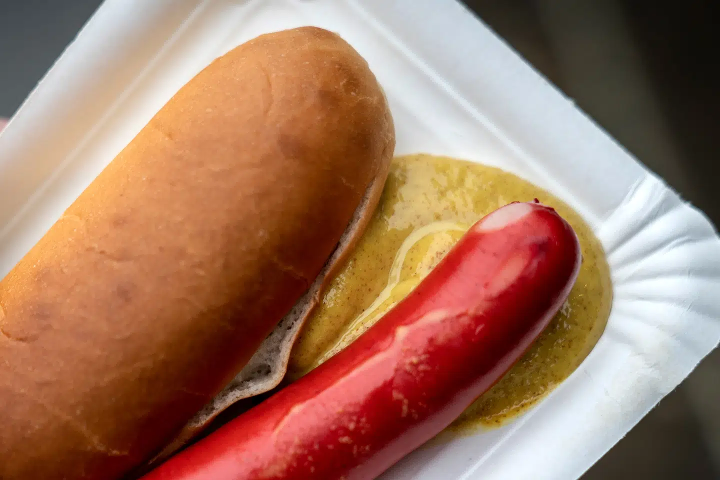 »I et land, hvor hotdoggen og wienerbrødet er nationalspiser, står vi sammen om at hylde fed og usund mad... Men den danske madkultur er nu ikke det største problem,« skriver Anna Libak. Arkivfoto: Mads Claus Rasmussen, Scanpix