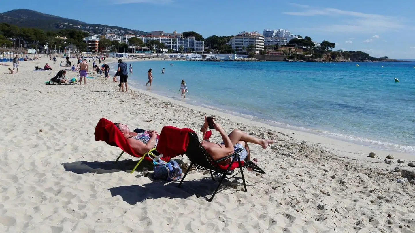 Der er god plads på stranden i Magaluf, hvor flere turister ser ud til at være blevet skræmt væk af lokale demonstrationer.