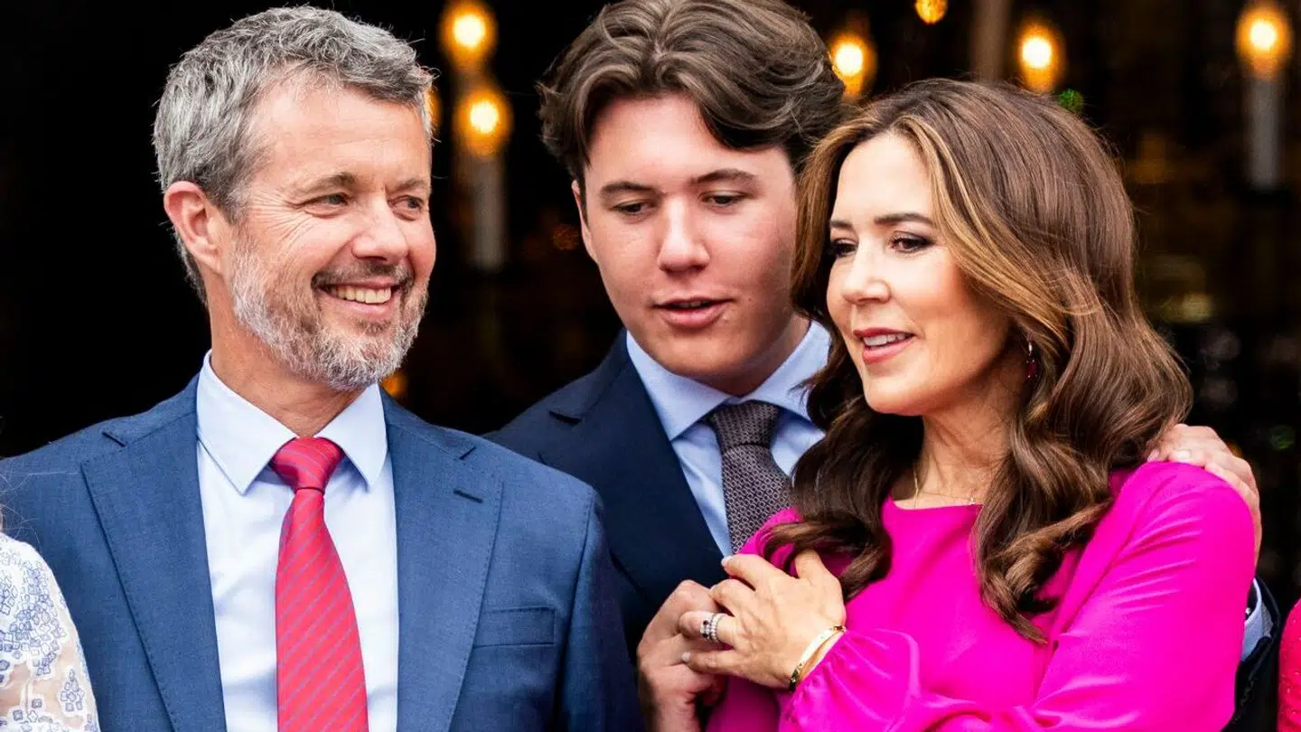 Både kon Frederik og dronning Mary får i fremtiden færre protektorater. Her ses de sammen med kronprins Christian til kong Frederiks fødselsdagsfejring for nylig.