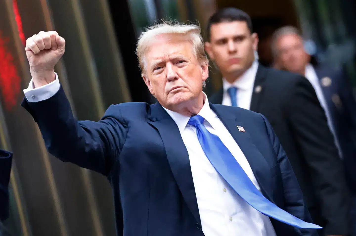 Trump viste ingen tegn på nederlag, da han kom ud efter afgørelsen i New York.