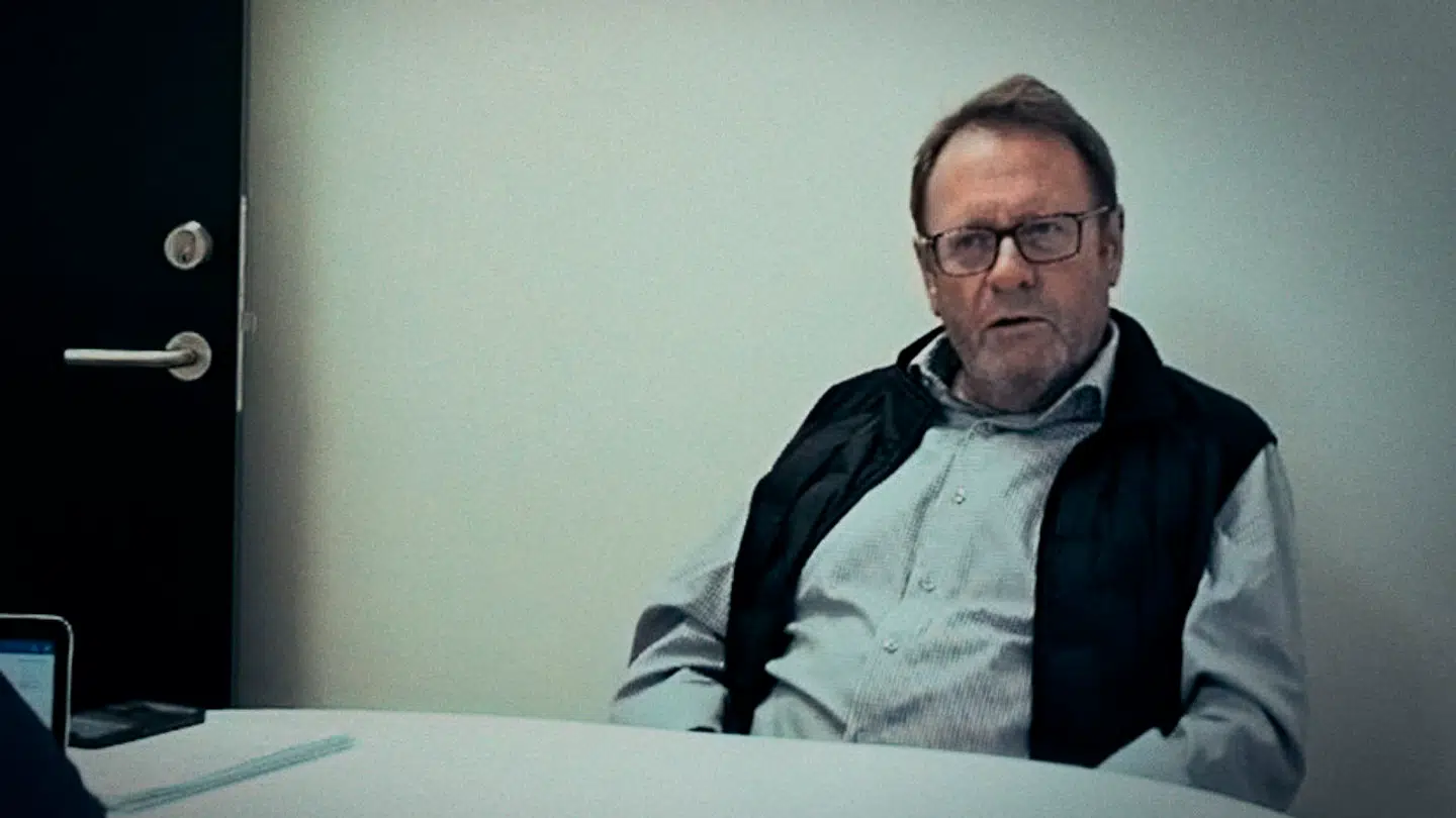 Carl Richard Christensen er tidligere byrådsmedlem for Socialdemokratiet i Køge. I dokumentaren tilbyder han TV 2s muldvarp at hvidvaske kontanter.