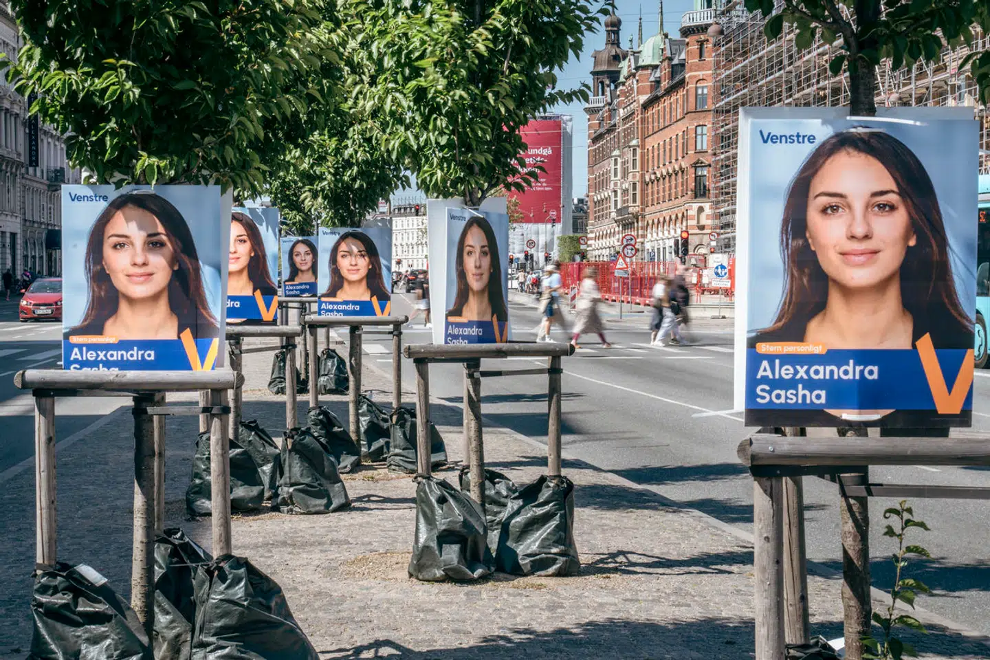 EP-kandidat Alexandra Sasha (V) pryder både lygtepæle og stemmeseddel 9. juni, hvad end hun vil det eller ej.