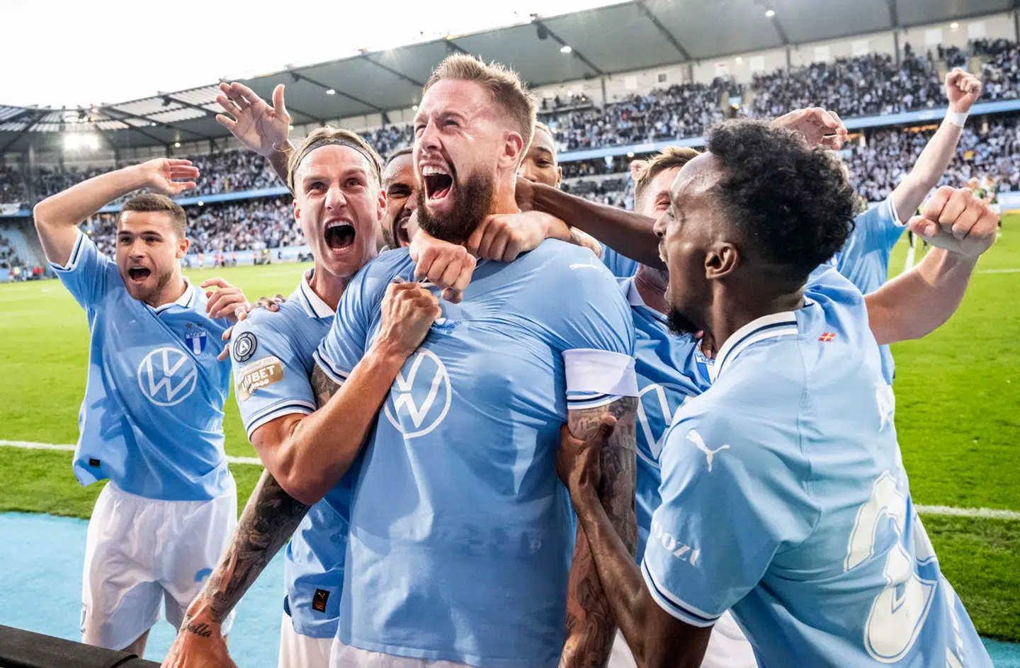 Malmö FFs anfører, Pontus Jansson, fejrer her en scoring i Allsvenskan mod GAIS på Eleda Stadion i Malmö. Nu er Jansson indblandet i en sag om mulig chikane mod et modstanderhold samt lidt for tætte forbindelser til en voldelig fanfraktion.