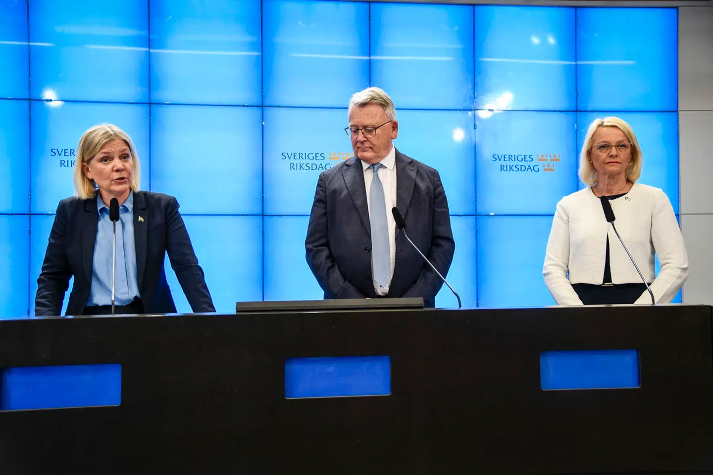 Formanden for de svenske socialdemokrater, Magdalena Andersson (yderst til venstre), har opfordret svenskerne til at have en ny debat om euroen.