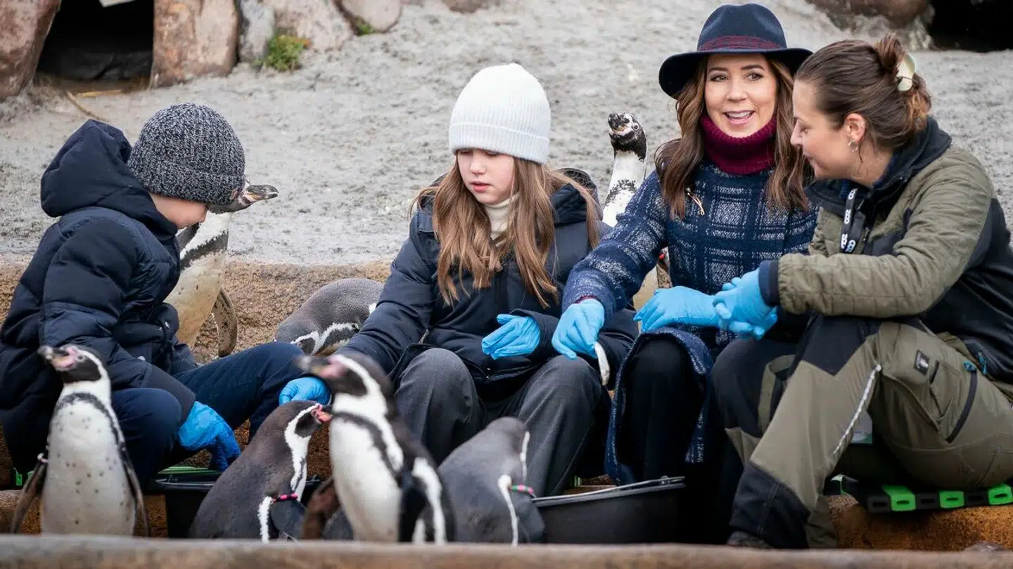 Dronning Mary med prins Vincent og prinsesse Josephine i Zoo.