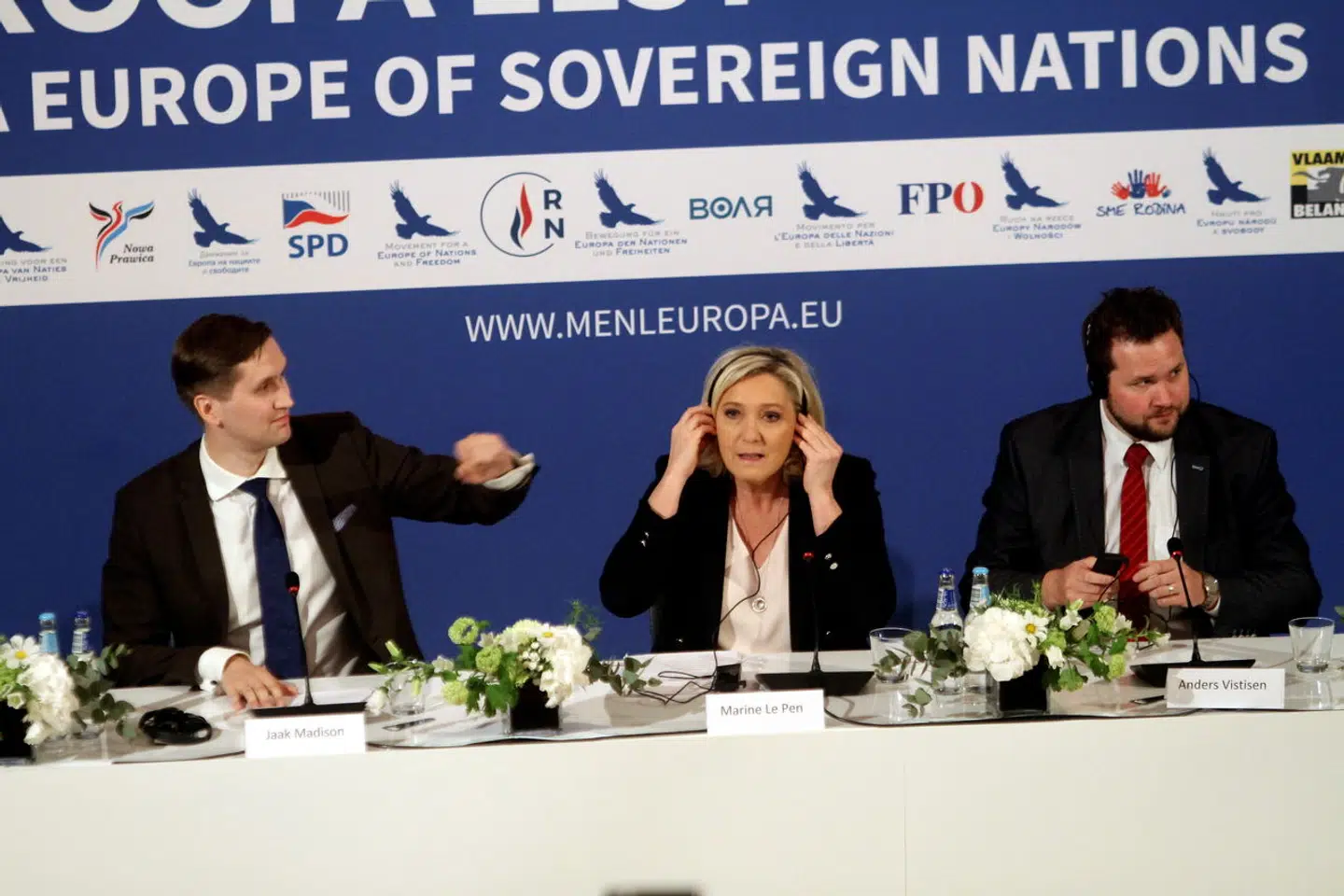 »Partierne yderst til højre har ikke de rigtige løsninger, men de peger på de rigtige problemer,« skriver Amalie Lyhne. Her ses Estlands Jaak Madison (tv.), Franske Marine Le Pen og Dansk Folkepartis Anders Vistisen til konference med højrefløjsforeningen Movement for a Europe of Nations and Freedom, 14. maj 2019.