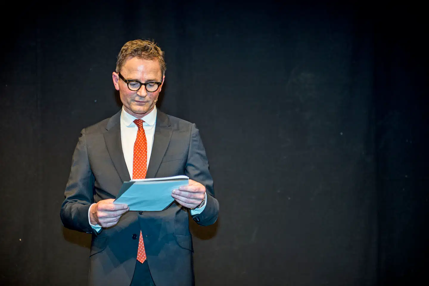 Lars Munch er på kort tid gået fra at være formand i Politiken-Fonden til formand i JP/Politikens Hus og tilbage som formand i fonden efter kritik fra medarbejdere. Det er sket som et led i det kaos, der udspiller sig i toppen af mediehuset.